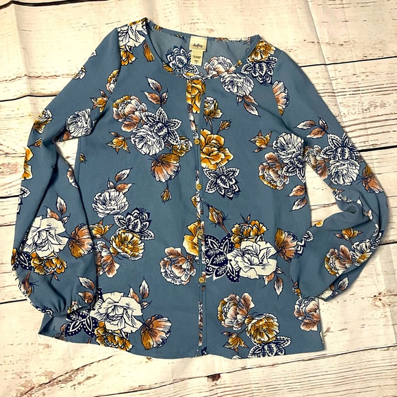 Daytrip faux button front, keyhole, small top - Picture 1 of 7
